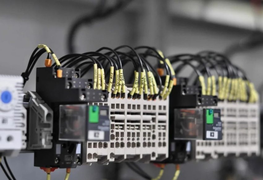 Интеллектуальное электрооборудование на предприятии: где реально нужны «умные» шкафы и датчики